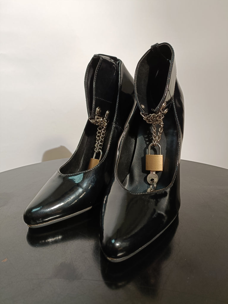 Clearance - Padlock And Chain Court Shoes Size 6
